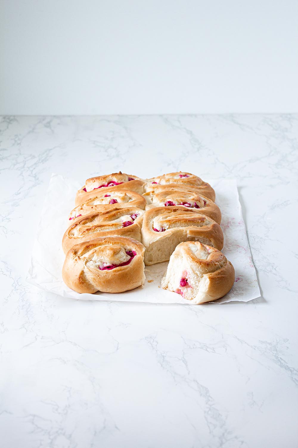 Fluffige Hefeschnecken mit Cheesecakefüllung und Johannisbeeren