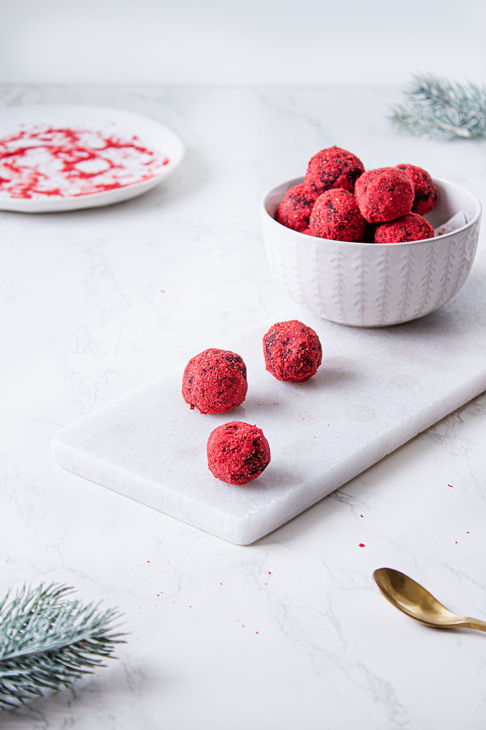 Vegane Brownie Cookie Dough Pralinen im Himbeermantel