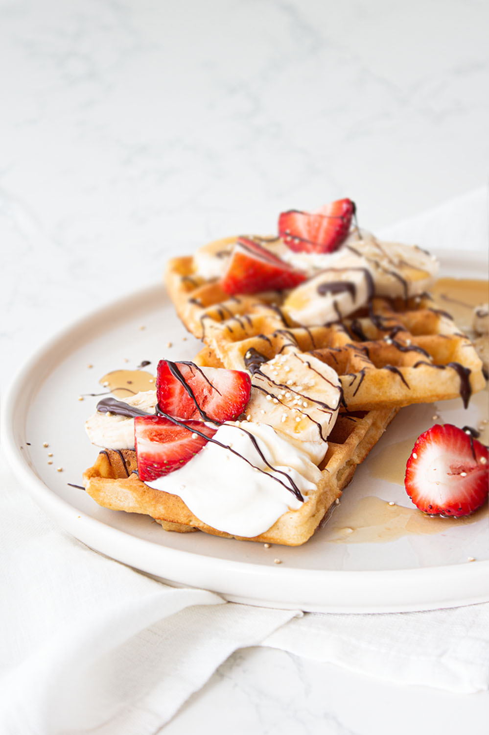 Eierlikör Waffeln mit Bananenscheiben und Erdbeeren