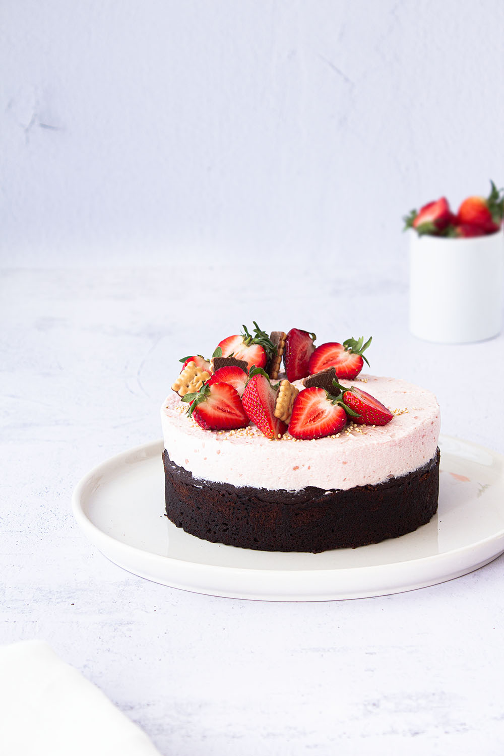 Schokoladen Eierlikörkuchen mit Erdbeeren