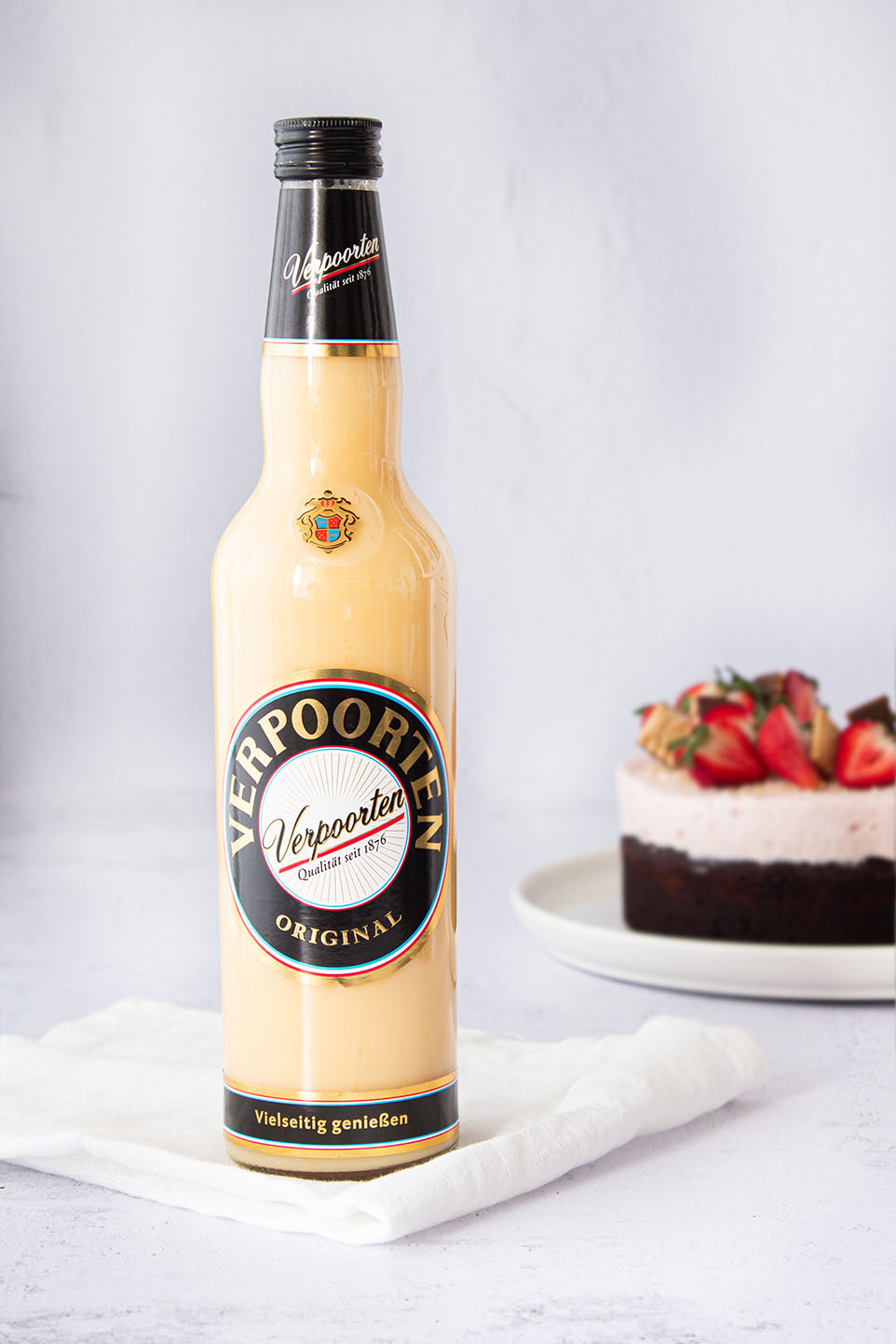 Schokoladen Eierlikörkuchen mit Erdbeeren
