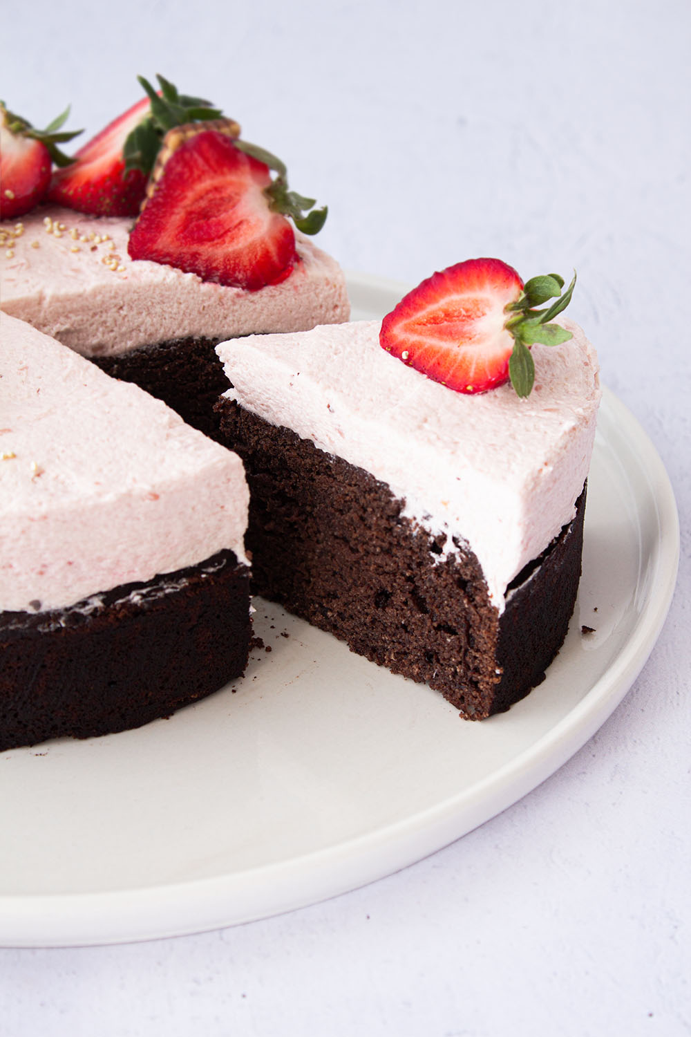 Schokoladen Eierlikörkuchen mit Erdbeeren