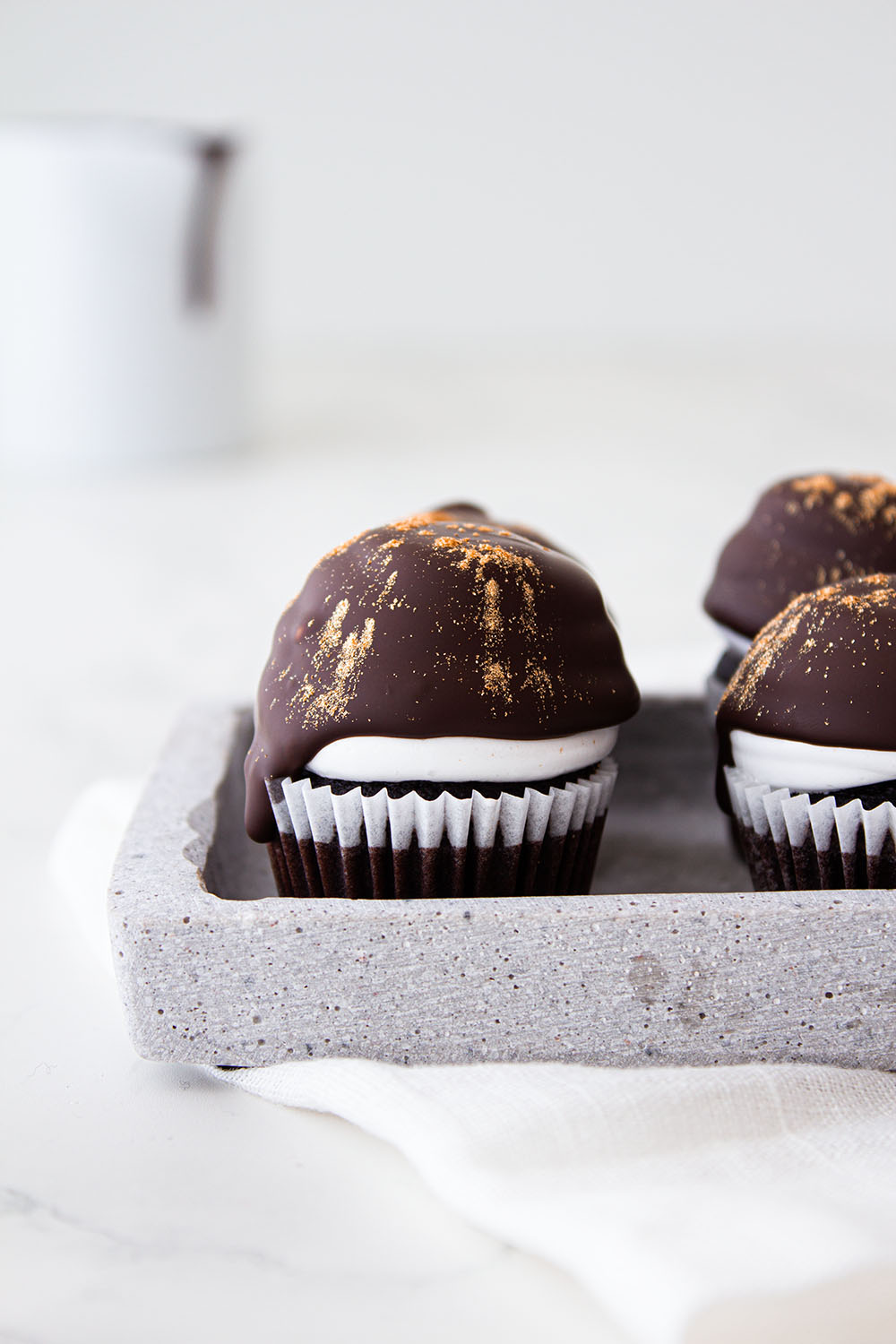 schokoladen cupcakes mit eierlikörfüllung