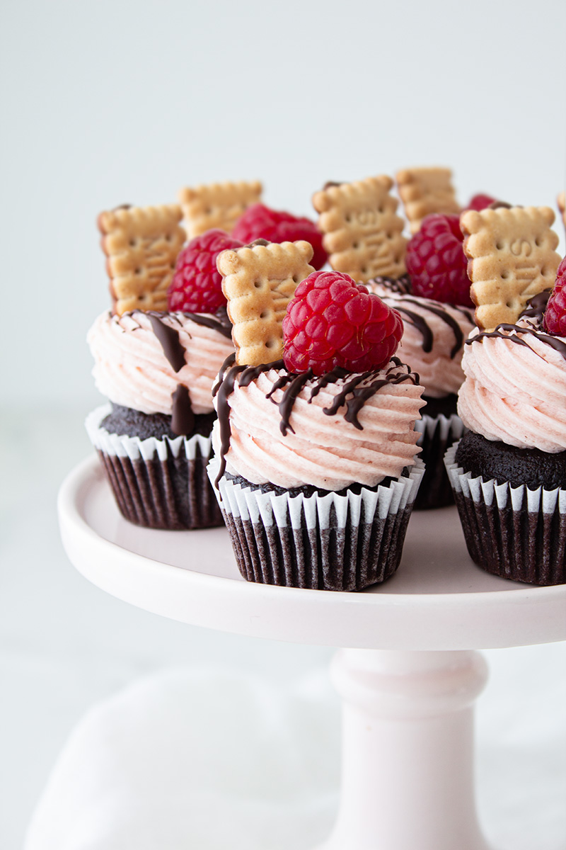 Schokoladen Cupcakes mit Himbeercreme & Knusperkeks