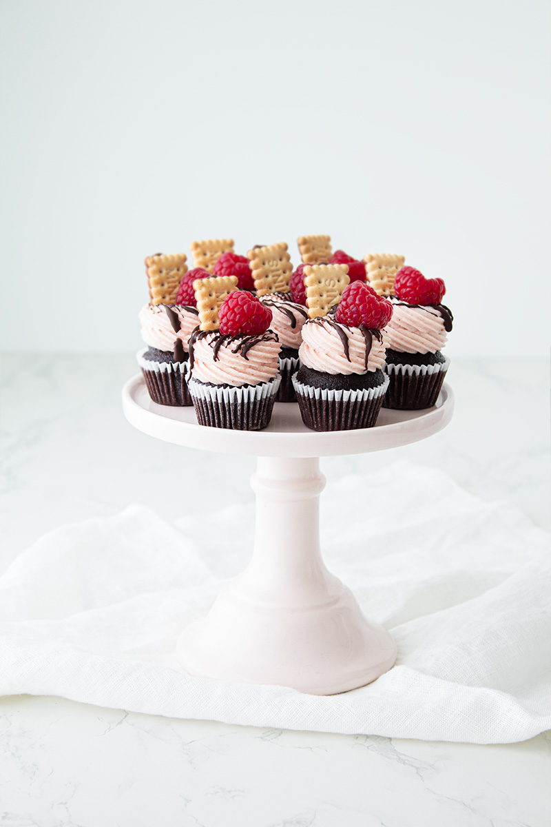 Schokoladen Cupcakes mit Himbeercreme &amp; Knusperkeks