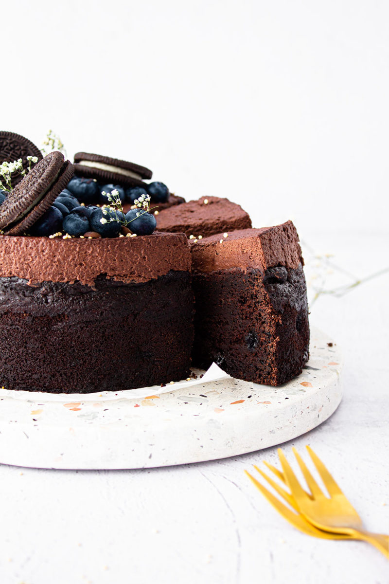 Schokoladenkuchen mit Blaubeeren &amp; Schokomoussecreme