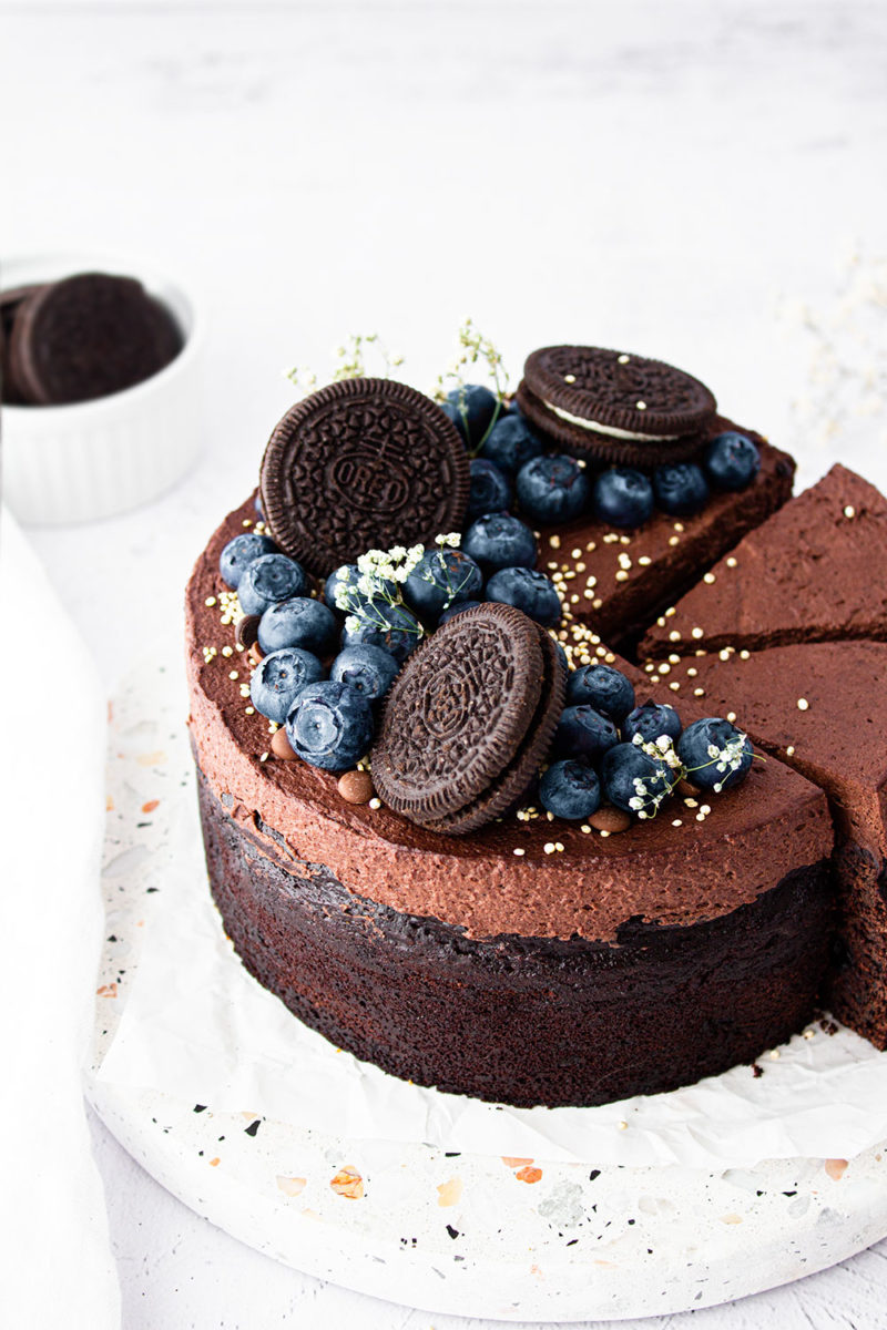 Schokoladenkuchen mit Blaubeeren &amp; Schokomoussecreme