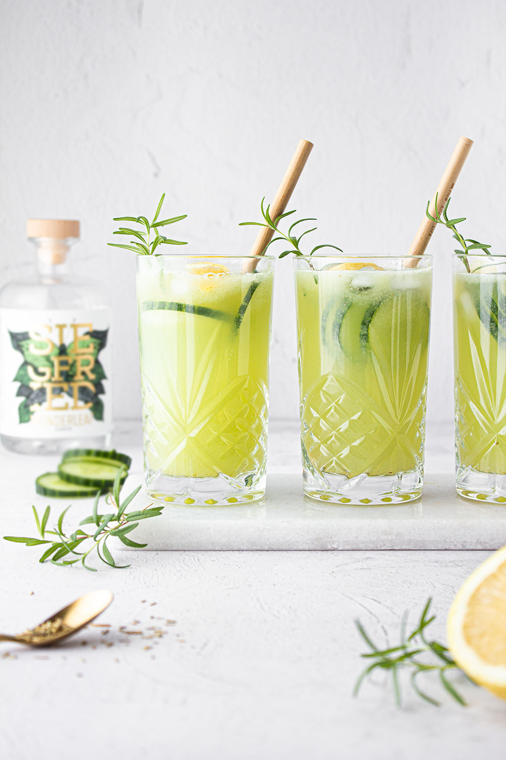 Gin Fizz Cocktail mit Gurke und Zitrone