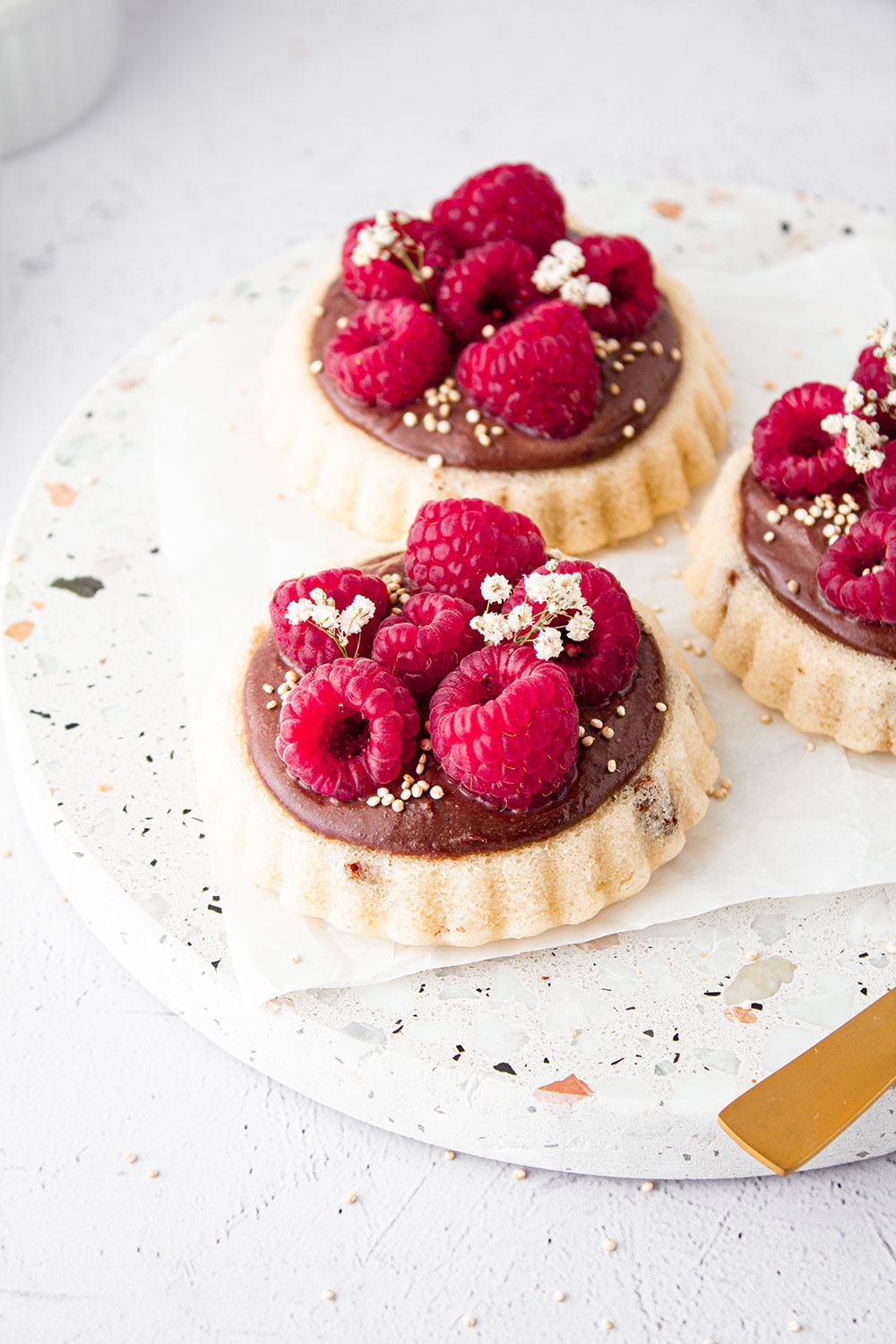 Mini Törtchen mit Schokocreme &amp; Himbeeren • Kuchen &amp; Törtchen