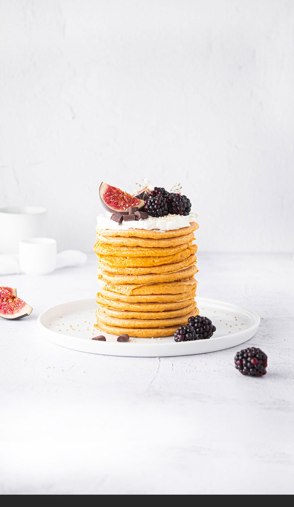 vegane kürbis pancakes mit schokodrops, frischkäsecreme und feigen