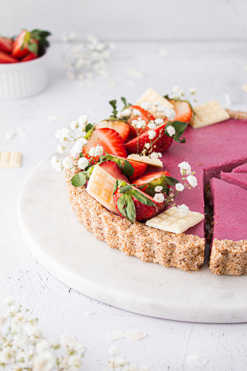 Vegane Tarte mit Kokos, weißer Schokolade, Erdbeeren & Mandel Boden Vegane Tarte mit Kokos, weißer Schokolade, Erdbeeren & Mandel Boden