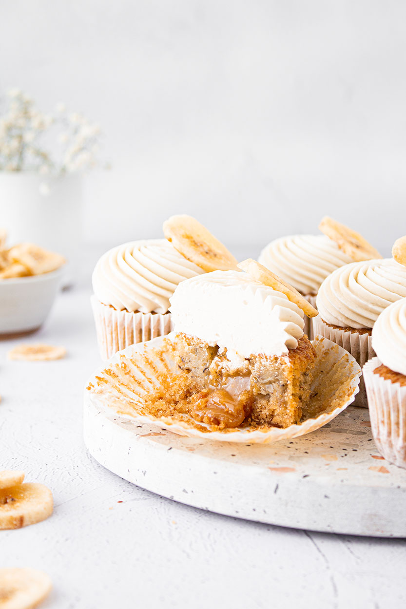 Banoffee Cupcakes mit Keksboden, Karamell Füllung &amp; Vanille Creme