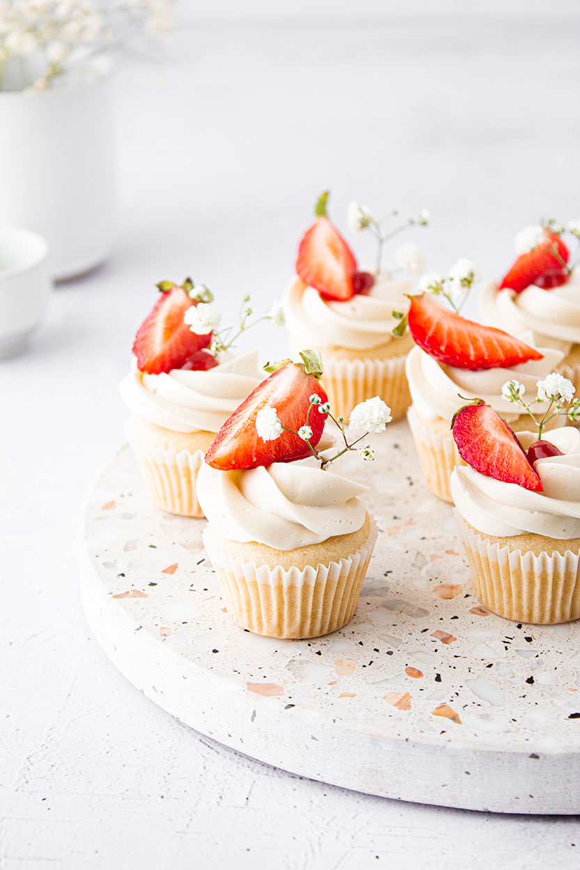 Weiße Schokoladen Cupcakes mit Erdbeeren