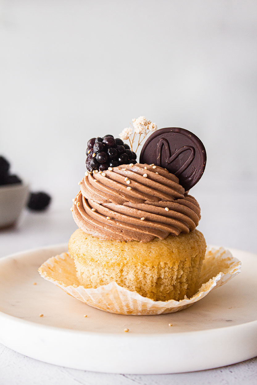 Vanille Cupcakes mit Brombeeren und Schokocreme (Vegan) • Cupcakes ...