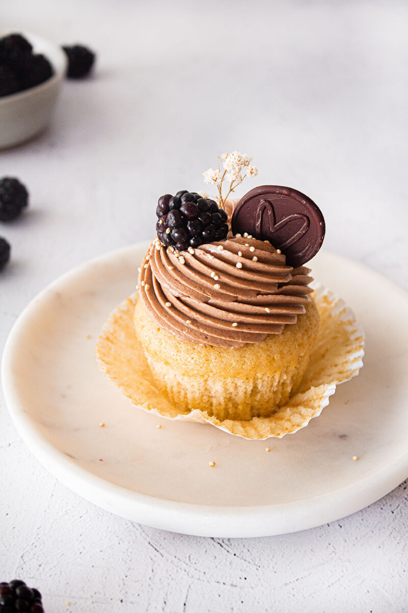 Vanille Cupcakes mit Brombeeren und Schokocreme (Vegan) • Cupcakes ...